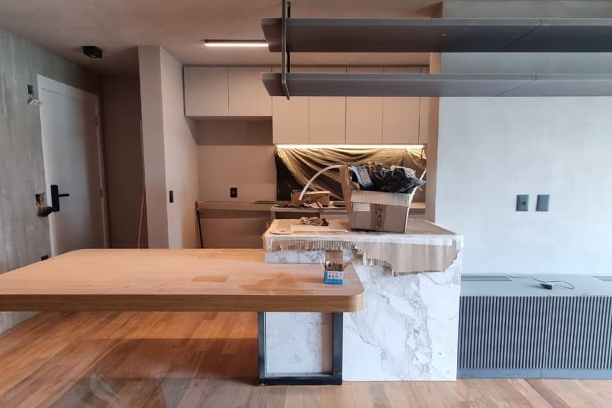 Arquiteta fiscalizando obra residencial