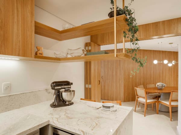 Cozinha e sala planejada com marcenaria sob medida